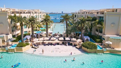 Pool am Palazzo Versace