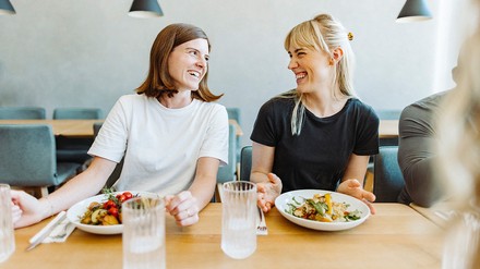 Das neue „FÜR UNS-Siegel“ von apetito catering soll Nachhaltigkeit in der Gemeinschaftsverpflegung messbar, transparent und erlebbar machen.