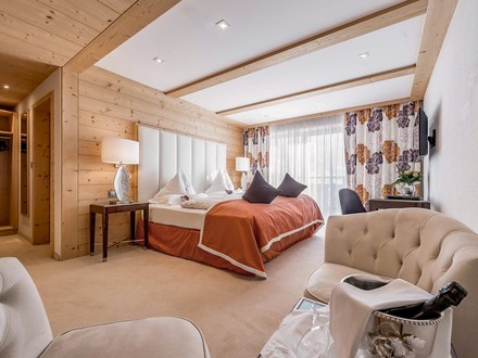 Do sieht ein Deluxe-Doppelzimmer im TOP Hotel Hochgurgl aus. (Foto: © TOP Hotel Hochgurgl)