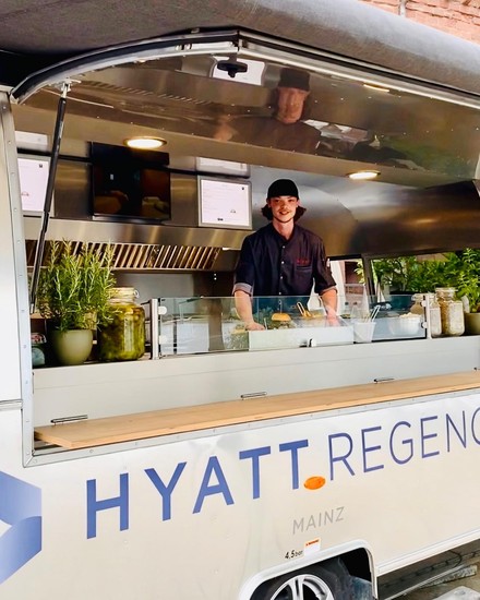 Food Trucks oder Trailer bedienen ganz nebenbei auch das Take-Away-Geschäft mit der Laufkundschaft. (Foto: © ROKA Werk GmbH)