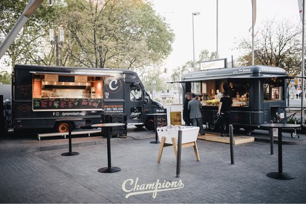 Food Court mit Truck und Trailer vor der Champions Bar im Marriott Hotel Frankfurt am Main. (Foto: ©  ROKA Werk GmbH)