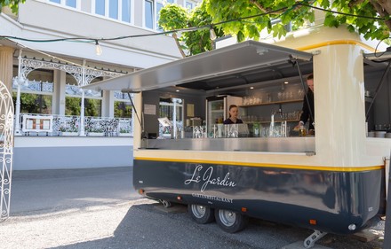 Der "Le Jardin" Wagen im Gartenrestaurant des Bellevue Rheinhotels in Boppard. Auch für Spaziergänger am Rhein ein Anziehungspunkt. (Foto: © ROKA Werk GmbH)