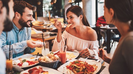 Gruppe beim Essen im Restaurant
