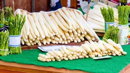 Grüner und weißer Spargel zum Verkauf angerichtet