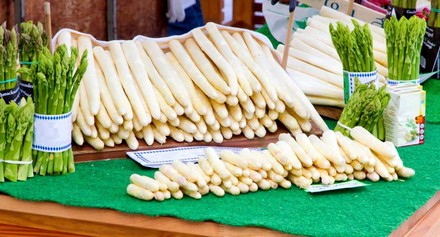 Grüner und weißer Spargel zum Verkauf angerichtet