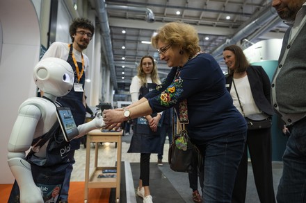 Auch 2024 wird Künstliche Intelligenz eine herausragende Rolle spielen: Das KI Center zeigt Lösungen und Anwendungen, um den Betrieb zu optimieren und zu gestalten. (Foto: © Hamburg Messe und Congress / René Zieger)