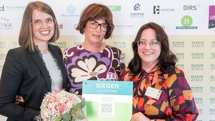 Die stolzen Siegerinnen Franziska Lösch, Inhaberin Christiane Lösch und Hoteldirektorin Jasmin Knobloch (v. l. n. r) (Foto: © Lina Nikelowski)