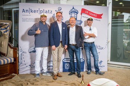 Sie feierten das zehnjährige Bestehen des Holiday Inn Lübeck, dem „Ankerplatz“ der Hansestadt (v.l.): General Manager Christian Schmidt, Bürgermeister Jan Lindenau, SPD-Fraktionsvorsitzender Peter Petereit und Seemann Loschi. (Foto:  © Holiday Inn Lübeck)