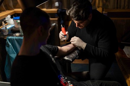 Ein nicht ganz schmerzfreier Abend: Die Gäste konnten sich bei der Jubiläumsfeier vom Tattoo-Künstler Dennis Güzeler und seinem Team von „Vale Tudo“ stechen lassen. (Foto: © Folker Gratz)