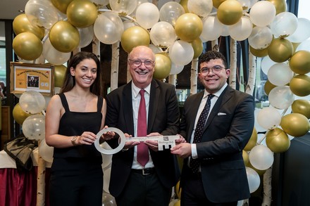 Nathalie Banhardt, Thomas Banhardt und Sebastian Banhardt bei der Schlüsselübergabe