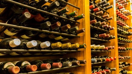 Ein großes, gefülltes Weinregal