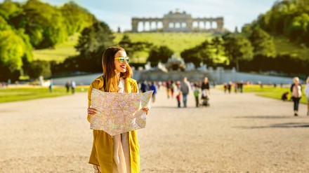 Junge Frau vor der Gloriette im Schlossgarten von Schloss Schönbrunn
