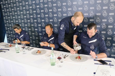 Enrico Hirschfeld serviert den drei Juroren.