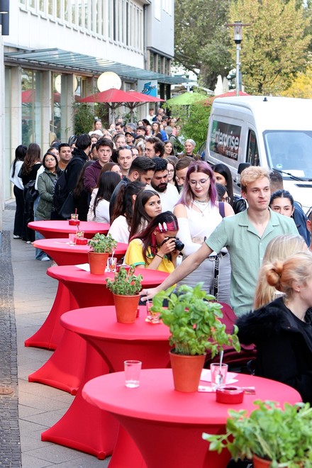 Andrang zur Pre-Opening Party am Vortag der eigentlichen Eröffnung (Foto: © Vapiano)