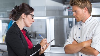 Eine Lebensmittelkontrolleurin in einem Restaurant