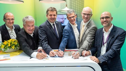 Vertragsunterzeichnung im Rahmen der Expo Real (v. l. n. r.): Dr. Robert Franke, Geschäftsführer der Investitions- und Marketinggesellschaft (IMG) Sachsen-Anhalt, Klaus Papenburg, Vorstand der GP Günter Papenburg, Sven Schulze, Minister für Wirtschaft, Tourismus, Landwirtschaft und Forsten des Landes Sachsen-Anhalt, Egbert Geier, Bürgermeister der Stadt Halle (Saale), Dr. Jürgen Fox, Vorstandsvorsitzender der Saalesparkasse und Chris-Norman Sauer, Acquisitions Director bei Premier Inn