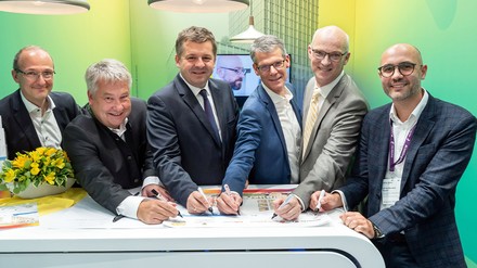 Vertragsunterzeichnung im Rahmen der Expo Real (v. l. n. r.): Dr. Robert Franke, Geschäftsführer der Investitions- und Marketinggesellschaft (IMG) Sachsen-Anhalt, Klaus Papenburg, Vorstand der GP Günter Papenburg, Sven Schulze, Minister für Wirtschaft, Tourismus, Landwirtschaft und Forsten des Landes Sachsen-Anhalt, Egbert Geier, Bürgermeister der Stadt Halle (Saale), Dr. Jürgen Fox, Vorstandsvorsitzender der Saalesparkasse und Chris-Norman Sauer, Acquisitions Director bei Premier Inn
