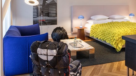 Für die nächsten zwei Jahre verwandelt sich eines der Dachgeschoss-Studios im Hotel Schweizerhof Bern & Spa in das „Timeless Design Studio“. (Foto: © Hotel Schweizerhof Bern & Spa)