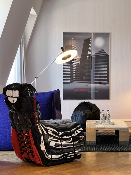 Der eigens für das Timeless Design Studio produzierte „Rag Chair“ von Tejo Remy ist ein Sessel aus gepressten Hotel-Uniformen, welche mittels Metallstreifen zusammengehalten werden. (Foto: © Hotel Schweizerhof Bern & Spa)