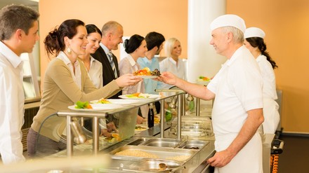Warteschlange an der Essensausgabe einer Kantine