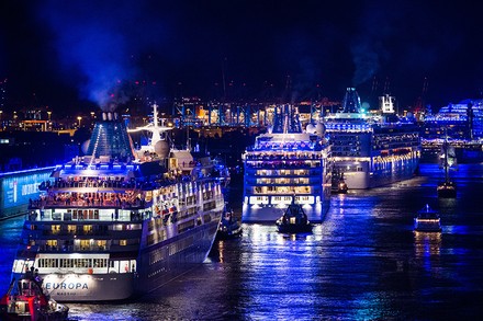 Zwei Kreuzfahrtschiffe im Hafen