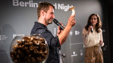 Spitzenkoch Sebastian Frank servierte seine Pilzleber-Creme. (Foto: © Ulf Büschleb)