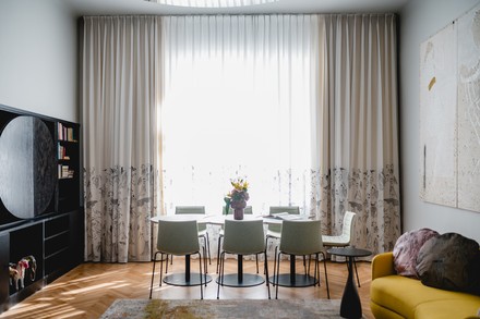 Die rhythmischen Bewegungsabläufe von Körper und Stoff finden sich u. a. auf fließenden Vorhängen wieder. (Foto: © Constantin Witt-Dörring)