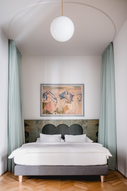 Über dem Bett befindet sich eine Arbeit von R.C. Andersen, die Grete Wiesenthal tanzend, bei den Salzburger Festspielen, darstellt. (Foto: © Constantin Witt-Dörring)