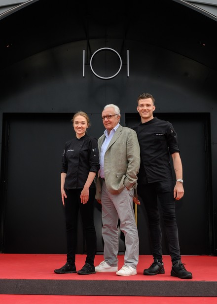 Die Head Chefs Juliana Clementz und Ties van Oosten mit Alain Ducasse
