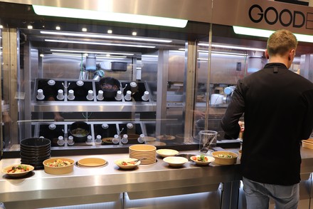 Komplett eigenständig und ohne menschliche Handgriffe bereitet die Robotic Kitchen warme und kalte Speisen zu. (Foto: © HOGAPAGE/Sarah Kleinen)