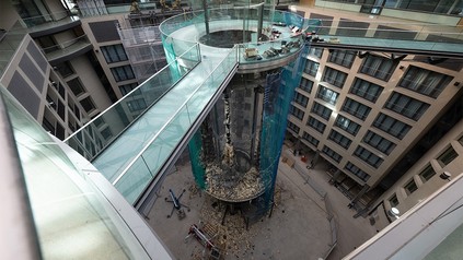 Geplatzter Aquadom im Radisson Collection Hotel „Dom Aquaree“ in Berlin