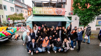 Umzugswagen der Atlantic Hotels mit den Teilnehmern