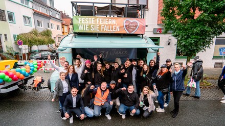 Umzugswagen der Atlantic Hotels mit den Teilnehmern