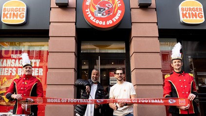 Feierliche Eröffnung des "Burger King"-Restaurants "Home of Football" durch Patrick „Coach“ Esume in Frankfurt
