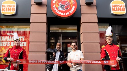 Feierliche Eröffnung des „Burger King“-Restaurants „Home of Football“ durch Patrick „Coach“ Esume in Frankfurt