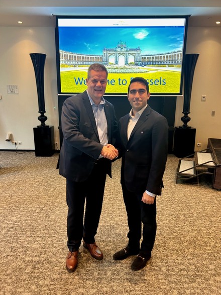 V. l. n. r.: Markus Luthe (HSU Präsident) begrüßt Mikayel Mayrapetyan (Armenien) als neues assoziiertes Mitglied der HSU