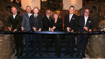 Nico Nusmeier, Marcel Wnendt, Florian Schörghuber, Radha Arora, Alexandra Schörghuber, Roland Dürr und Clemens Baumgärtner bei der offiziellen Eröffnung des Rosewood Munich. (Foto: © Gisela Schober)
