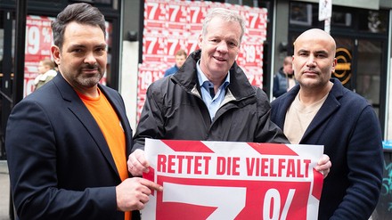 Sie sprechen sich für den Erhalt der 7-Prozent-Mehrwertsteuer aus (v. l. n. r.): Oliver Klug (Pressesprecher Lieferando), Markus Schreiber (Bürgerschaftsabgeordneter SPD) und Kemal Üres (Gastronom und Initiator „Vereint für die Gastro“) (Foto: © Vereint für die Gastro e. V.)