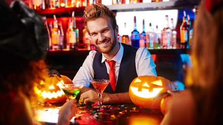 Bartender an einer Bar