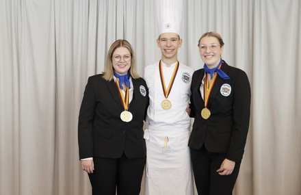 Die Siegermannschaft aus Bayern mit Restaurantfachfrau Lisa-Marie Harrer (l.), Silberkoch Tobias Pecher und Hotelfachfrau Pia Hopfensberger (Foto: © DEHOGA/Thomas Fedra)
