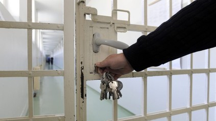 Gefängnistür wird abgeschlossen