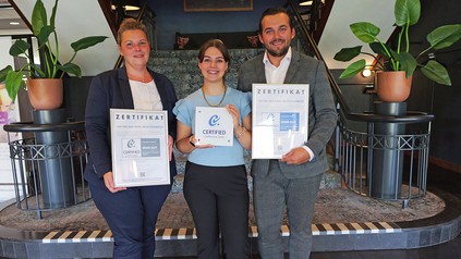 Sie freuen sich über die Auszeichnungen als „Certified Business Hotel“ und „Certified Conference Hotel“ für das Van der Valk Hotel Melle-Osnabrück (v. l.): Julia Hofmann (Sales & Marketing Director), Lotte van Baak (General Direktor) und Cas Polman (General Manager) (Foto: © mn marketing / Markus Noldes)