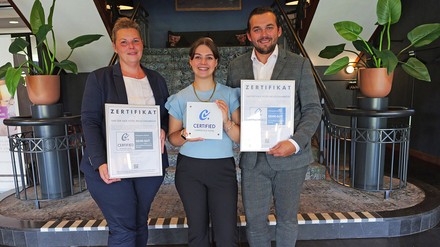 Sie freuen sich über die Auszeichnungen als „Certified Business Hotel“ und „Certified Conference Hotel“ für das Van der Valk Hotel Melle-Osnabrück (v. l.): Julia Hofmann (Sales & Marketing Director), Lotte van Baak (General Direktor) und Cas Polman (General Manager) (Foto: © mn marketing / Markus Noldes)