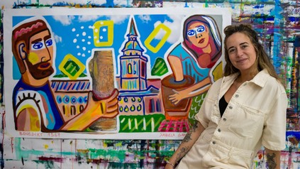 Sabela García Cuesta vor ihrem Kunstwerk