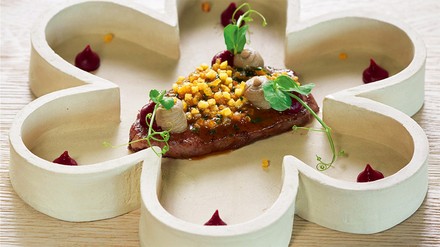 Wagyu Nacken/ Borschtsch Sud/ Pilzpüree/ Bratkartoffeln von Alexander Wulf, Troyka