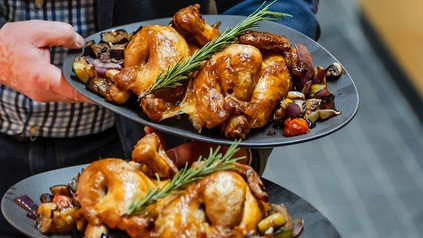 Hähnchen auf Tellern