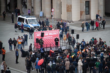 Kemal Üres spricht vor dem Brandenburger Tor.
