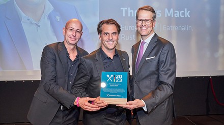 „Impulsgeber des Jahres 2023“ Thomas Mack (Mitte) mit Geschäftspartner Oliver Altherr (li.) und Johannes Großpietsch, Busche