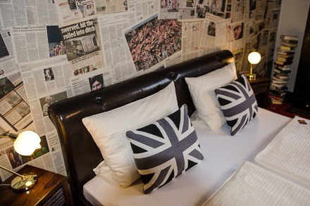 Die Zimmer im Hotel Rosenhof wurden mit viel Liebe zum Detail nach verschiedenen Mottos gestaltet. Hier zum Beispiel das Zimmer „British Flair“. (Foto: © Hotel Rosenhof)