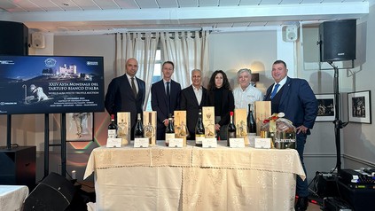 Mauro Carbone (Direktor Trüffelinstitut, Alba), Massimo Darchini (Generalkonsul Italiens in Frankfurt/Main), Mario Borazio (Inhaber Ristorante Brighella), Signora Darchini (Frau des Generalkonsuls) und Mario Fugaro (Stadtrat Alba, Piemont) bei der XXIV Asta Mondiale dell Tartufo Bianco d'Alba im Ristorante Brighella in Frankfurt/Main (Foto: © Ristorante Brighella)